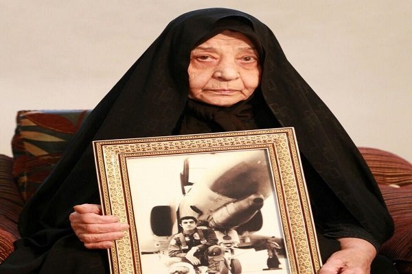 بدرقه مادر صبور خلبان شهید مفقودالپیکر 