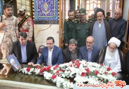 گلباران و عطرافشانی قبور شهدا در یزد گلباران و عطرافشانی قبور شهدا در یزد