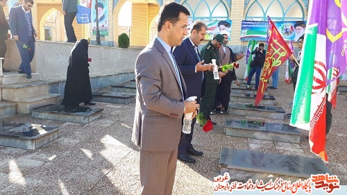 گزارش تصویری/ مزار شهدای بوکان غبارروبی و گلباران شد گزارش تصویری/ مزار شهدای بوکان غبارروبی و گلباران شد