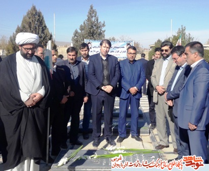 غبار روبی و گلباران مزار شهدا چایپاره غبار روبی و گلباران مزار شهدا چایپاره