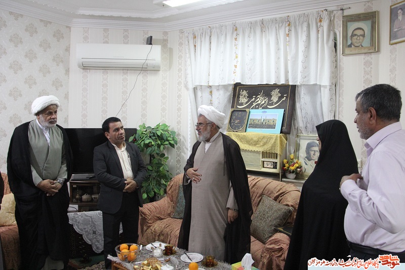 دیدار مدیر کل بنیاد شهید و امور ایثارگران استان هرمزگان به همراه امام جمعه و نماینده ولی فقیه هرمزگان با خانواده شهدا