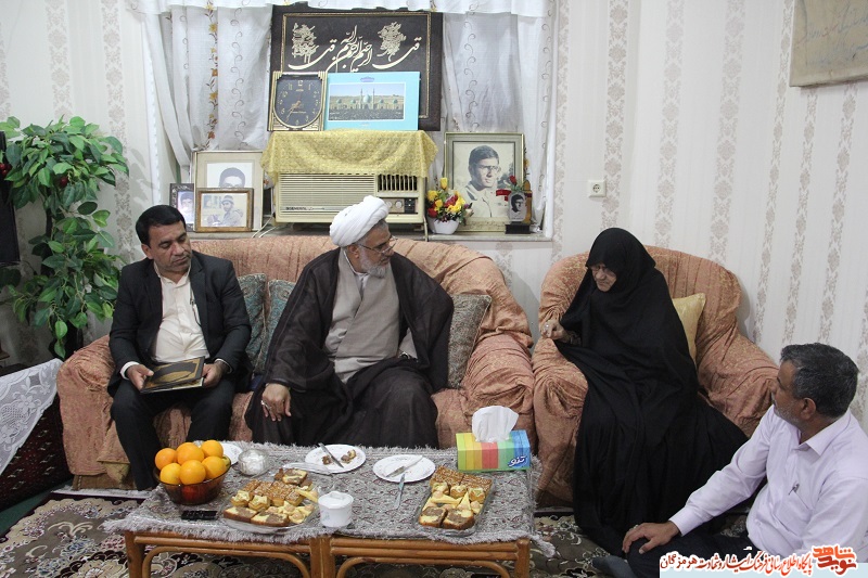 دیدار مدیر کل بنیاد شهید و امور ایثارگران استان هرمزگان به همراه امام جمعه و نماینده ولی فقیه هرمزگان با خانواده شهدا