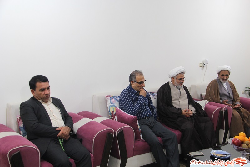 دیدار مدیر کل بنیاد شهید و امور ایثارگران استان هرمزگان به همراه امام جمعه و نماینده ولی فقیه هرمزگان با خانواده شهدا