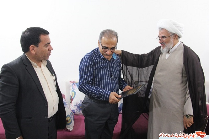 دیدار مدیر کل بنیاد شهید و امور ایثارگران استان هرمزگان به همراه امام جمعه و نماینده ولی فقیه هرمزگان با خانواده شهدا