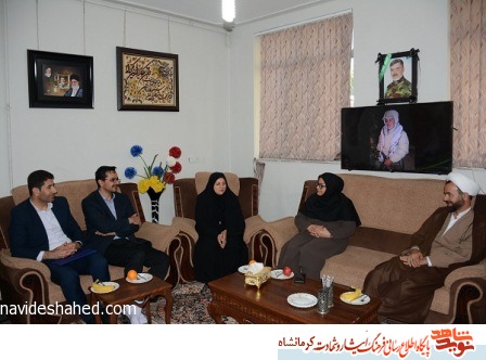 مدیرکل کتابخانه های عمومی استان کرمانشاه از خانواده شهید مدافع حرم «خیراله احمدی فر» تجلیل کرد