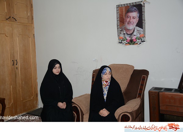مدیرکل کتابخانه های عمومی استان کرمانشاه از خانواده شهید مدافع حرم «خیراله احمدی فر» تجلیل کرد مدیرکل کتابخانه های عمومی استان کرمانشاه از خانواده شهید مدافع حرم «خیراله احمدی فر» تجلیل کرد