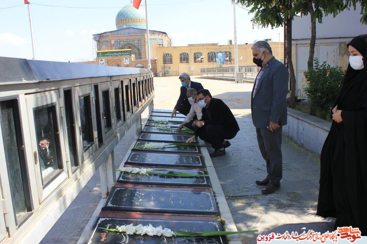 کارکنان روابط عمومی بنیاد قزوین به مقام والای شهیدان ادای احترام کردند