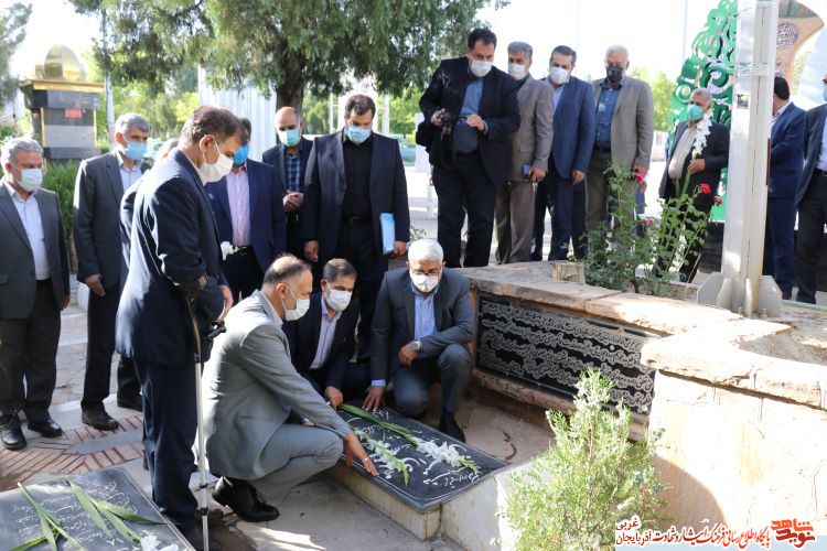 گزارش تصویری/ادای احترام معاون تعاون و امور اجتماعی بنیاد شهید و امور ایثارگران به مقام شامخ شهدای آذربایجان غربی