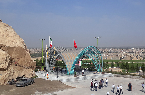 حضور این دو شهید گمنام، چراغ فروزانی برای مردم است