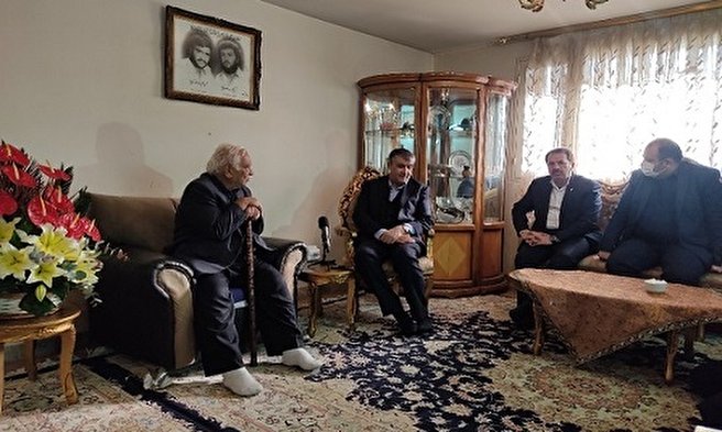 رئیس سازمان انرژی اتمی با خانواده شهیدان «دماوندی‌پور» و «منشادی» دیدار کرد