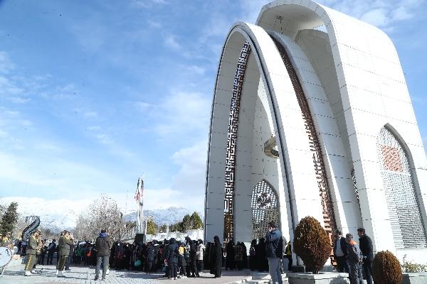 غبارروبی از مزار شهدای گمنام در موزه ملی انقلاب اسلامی برگزار شد
