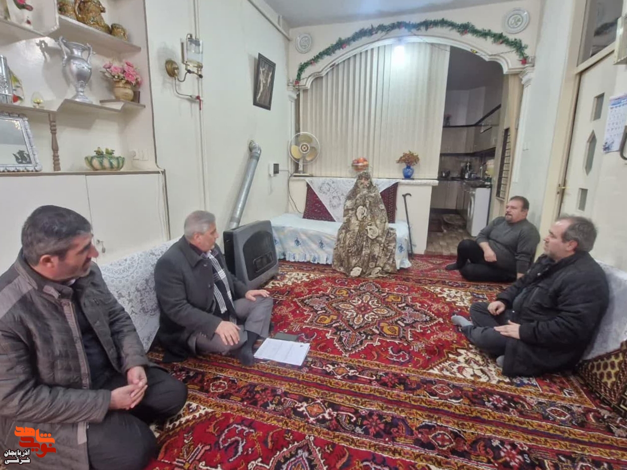 سلمانی با خانواده ۵ تن از شهیدان استان دیدار تازه کرد