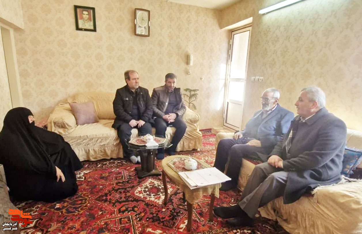 سلمانی با خانواده ۵ تن از شهیدان استان دیدار تازه کرد