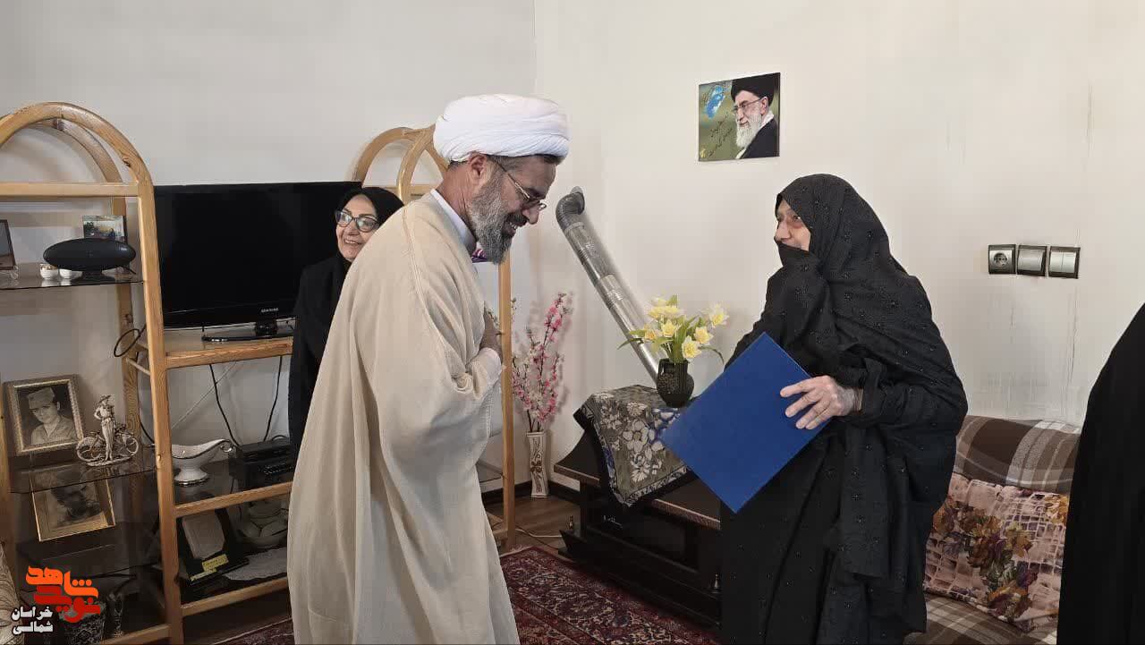 دیدار نماینده ولی فقیه در استان با خانواده شهدای معلم و کارگر