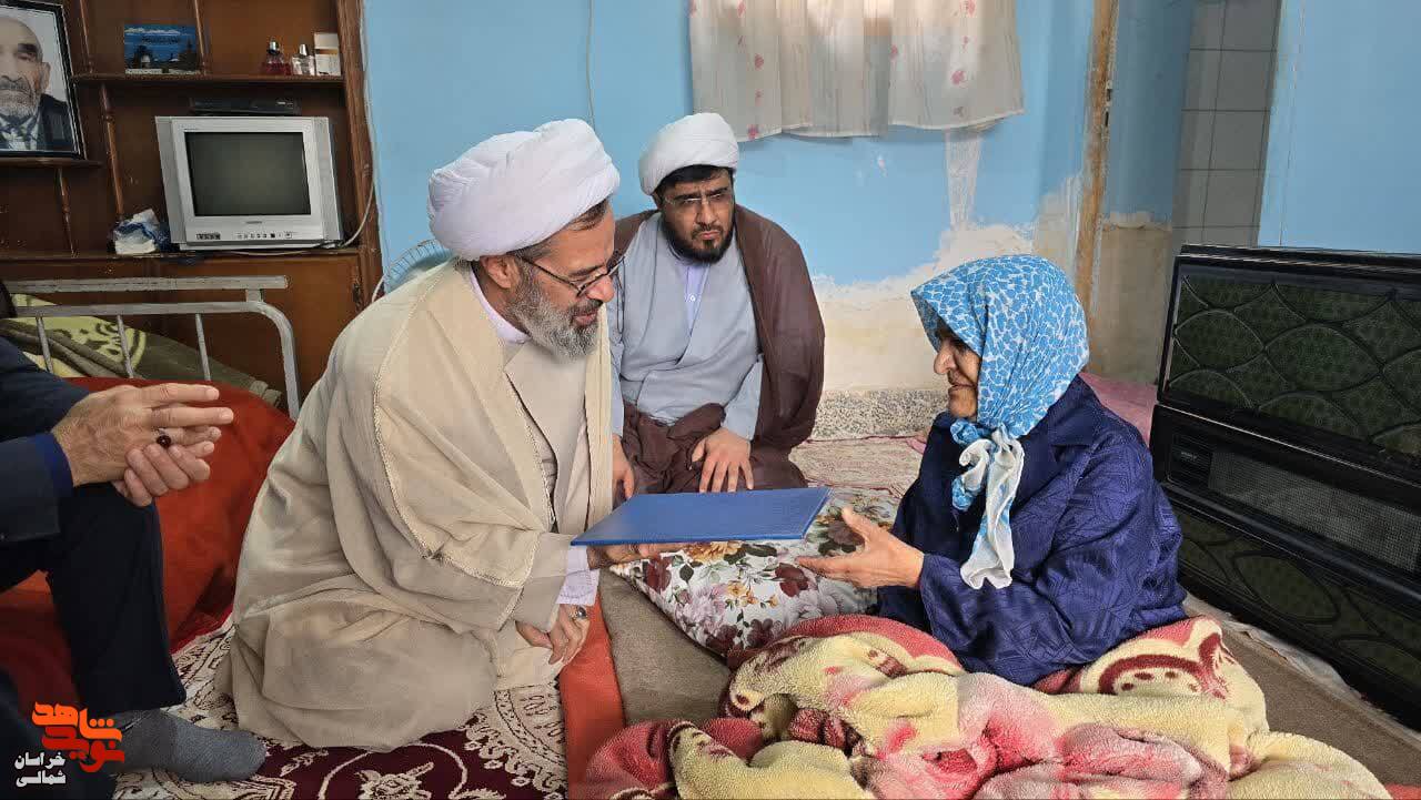دیدار نماینده ولی فقیه در استان با خانواده شهدای معلم و کارگر