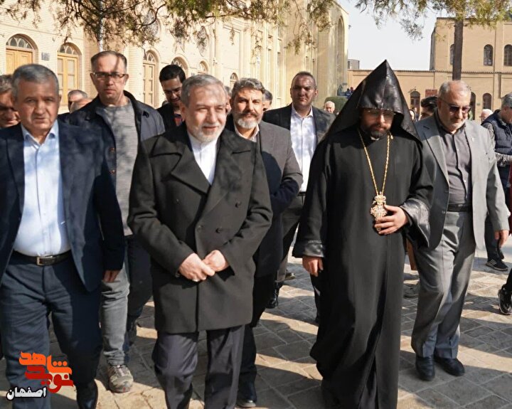 دیدار وزیر امور خارجه با اسقف و خانواده‌های شهدای ارامنه