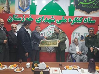 تجلیل مدیرکل بنیاد شهید خوزستان و خانواده‌های...