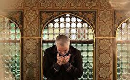 کلیپ/ حضور سپهبد شهید سلیمانی در مراسم خطبه خوانی حرم امام رضا(ع)
