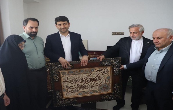 دیدار وزیر ارتباطات و فناوری اطلاعات با خانواده شهید «کشوری» + تصاویر