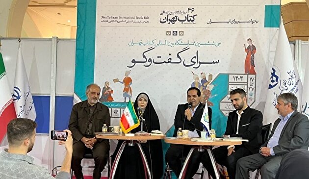 نشست نقد و بررسی کتاب «مادر آفتاب» برگزار شد/ «مادر آفتاب» کتابی برای آگاهی‌بخشی به نسل جوان