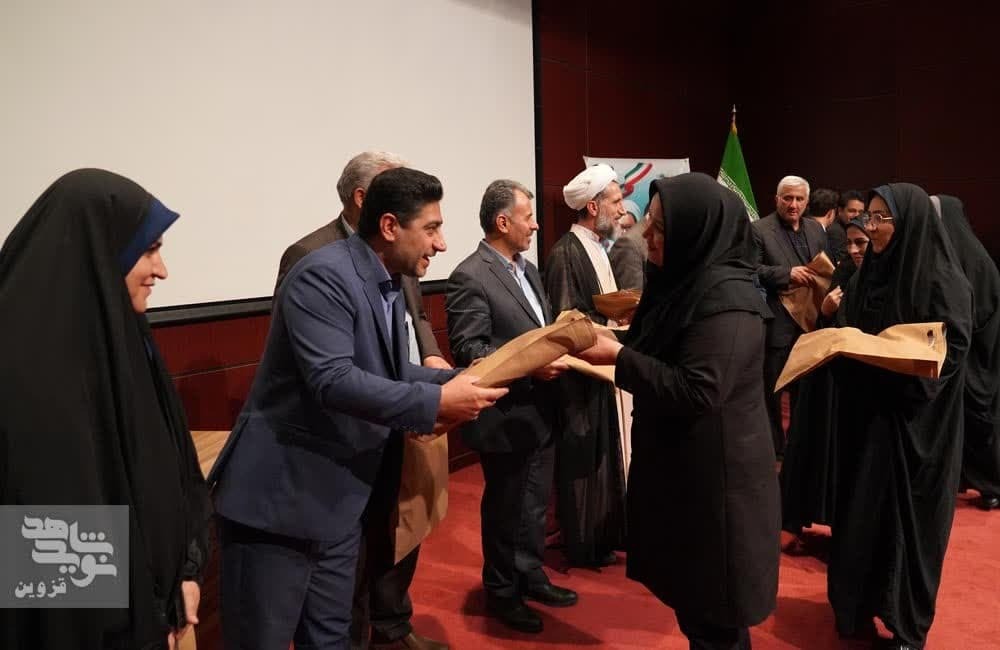گزارش تصویری از مراسم تجلیل از ۲۲۰ فرزند شهید فرهنگی شاغل قزوین