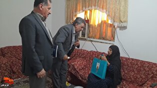 دیدار مسئولان بیمه دی و بنیادشهید با هفت خانواده‌ ایثارگر بندرعباس