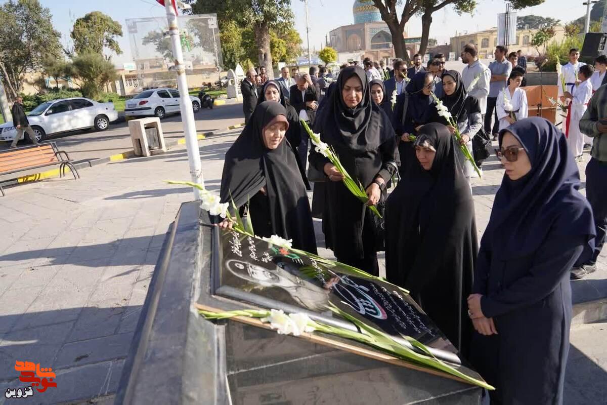 گزارش تصویری | ادای احترام مدیران کل بنیاد و ورزش قزوین به مقام شهدا