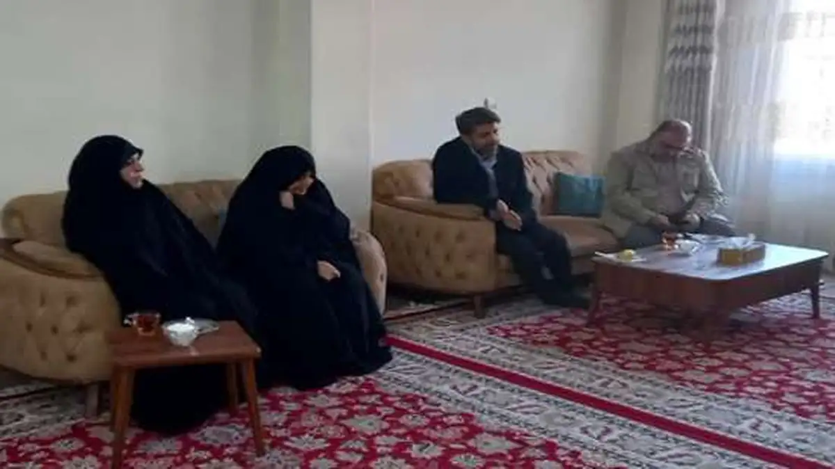 دیدار معاون تعاون و امور اجتماعی بنیاد شهید با خانواده‌های شهدای جنگ ۱۲ روزه استان البرز