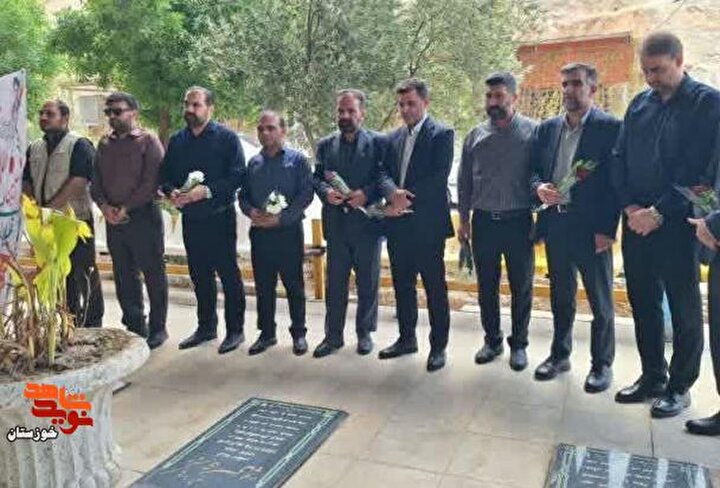 گزارش تصویری/آیین عطرافشانی مزار شهدای رسانه در مسجدسلیمان