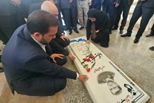 وزیر راه و شهرسازی به مقام شهید تنگسیری ادای احترام...