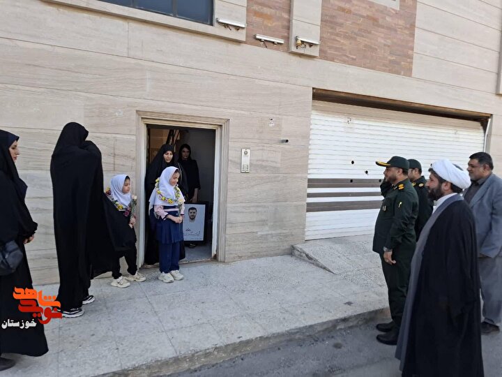 گزارش تصویری/ آیین بدرقه فرزندان شهید «حبیب‌الله بهوندی یگانه » از درب...