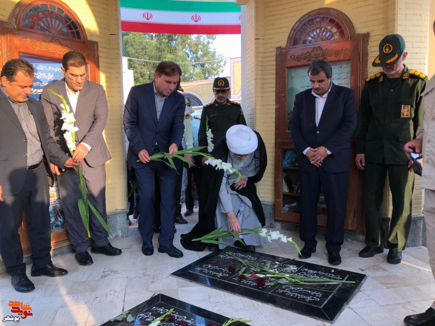 مزار شهدای بهشت صادق بوشهر گلباران شد