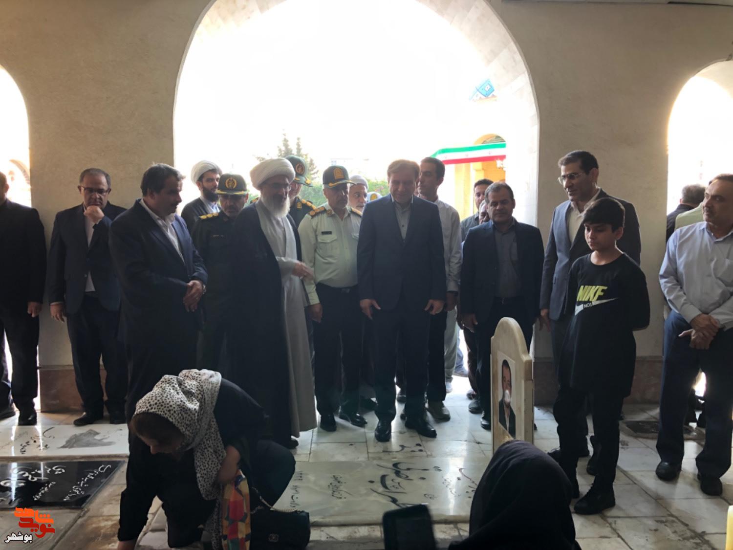 مزار شهدای بهشت صادق بوشهر گلباران شد