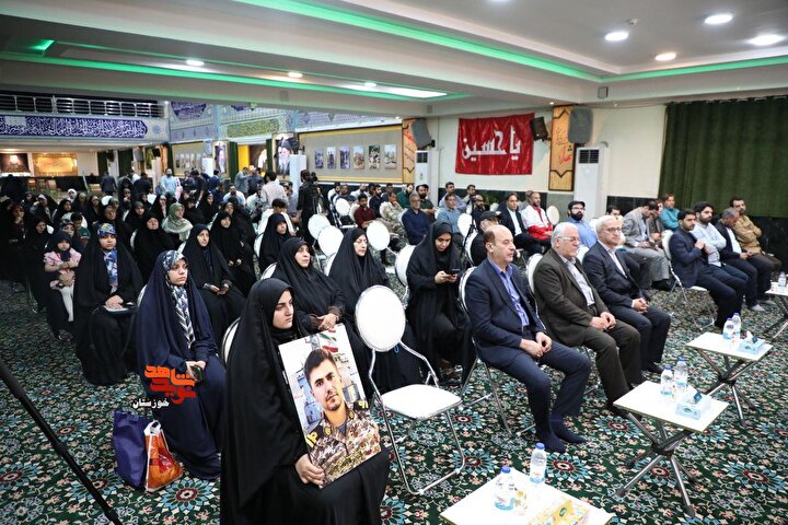 گزارش تصویری/ آیین برگزاری شب شعر «بی‌خزان» با یاد امام شهید و شهیدان راه...
