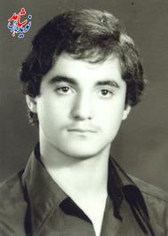 شهيد محمد حاجي دولو
متولد :26/10/1340
شهادت : 17/2/1361 خرمشهر
از همه برادرانم خواهانم که از تفرقه جوئي خود داري کنند و تنها دنباله رو خط امام باشند . بدانيد که اگر امروز شما وحدت خود را از دست بدهيد ، گذشته از اين که خون تمام شهدا را پايمال کرده ايد هستي و آزادي خود را نيز بر باد مي دهيد.
