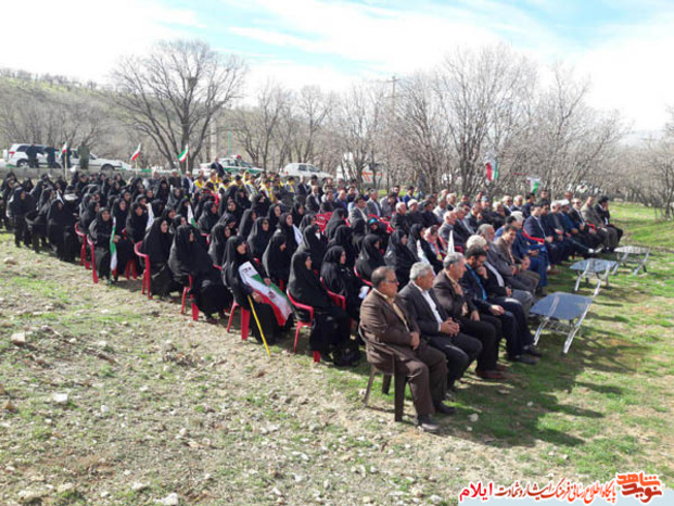 مراسم کاشت نهال گل محمدی  به یاد شهیدان در آستانه روز شهید