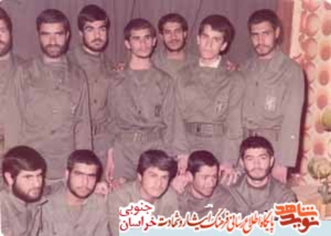 سمت راست نشسته سردارشهید حسین پیرامی- نفر سوم از سمت راست نشسته سردارشهیدسیدحسن رضوی