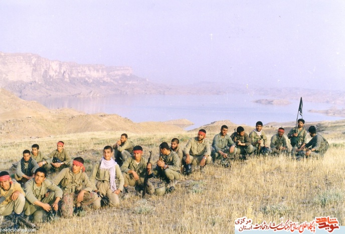 سد دز سال 1363 - شهید احد علیپور نیز در تصویر مشاهده می شود.