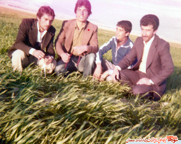 نفر دوم از چپ شهید محمدعلی خواجه‌زاده