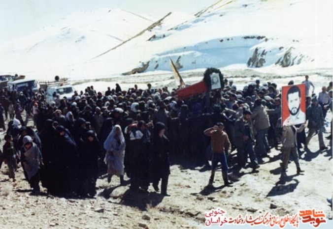 تصویری از تشییع پیکر شهید در روستا