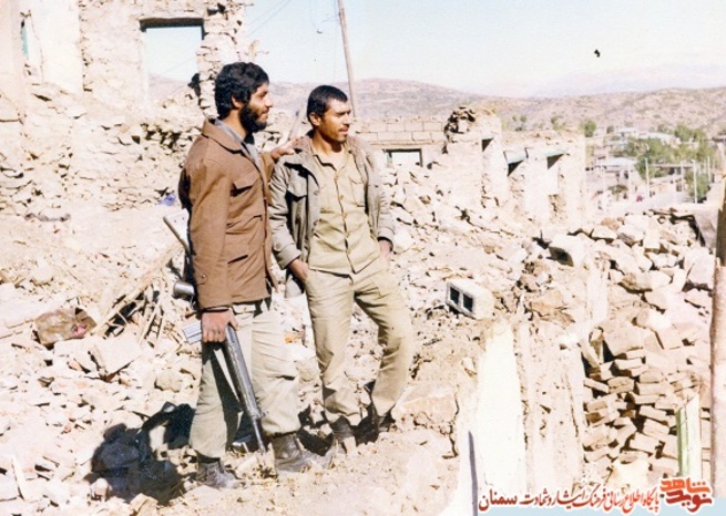 نفر سمت چپ شهید عباس لزومی