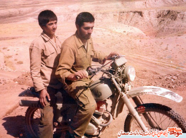 نفر جلو شهید علی رضایی
