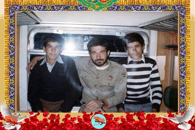 نفر سمت راست شهید محمود اکبری