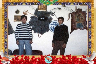 نفر سمت چپ شهید محمود اکبری