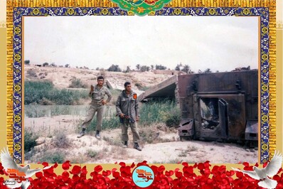 نفر سمت راست شهید حسین بینائیان