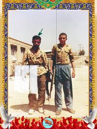نفر سمت چپ شهید حسن خادمیان