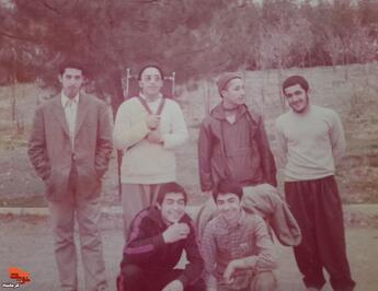 پارک کوهستان پس از کوهنوردی – سال ۱۳۶۰
ایستاده از راست:
«شهیدیدالله دلفانی، شهید شهابالدین محرابی، محمد محرابی، کامران صفری»
